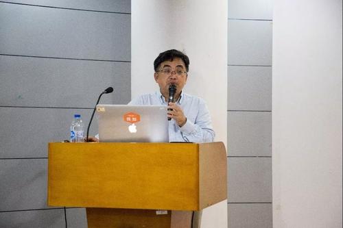 何万青作报告 何万青作报告